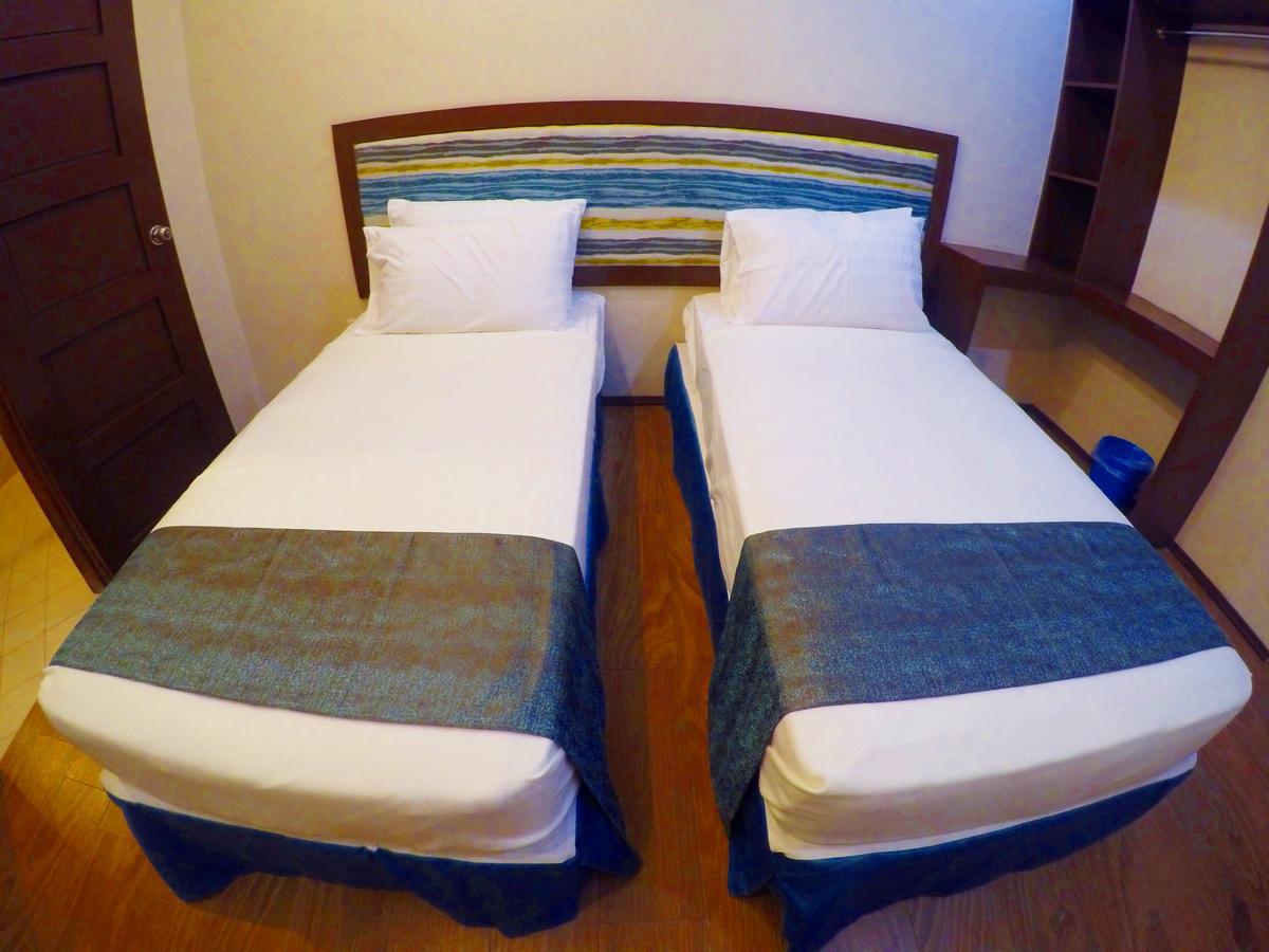 Golden Gate Suites Dumaguete City Room photo